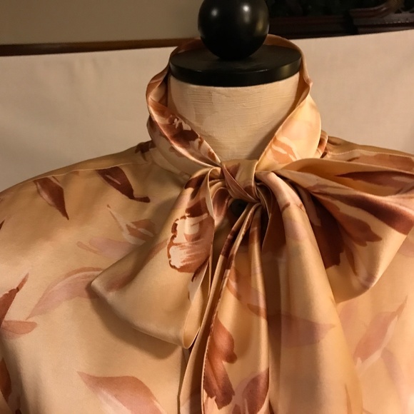 Doncaster long sleeve silk blouse, pale pink with dusty rose floral deign, size6 - Picture 5 of 8